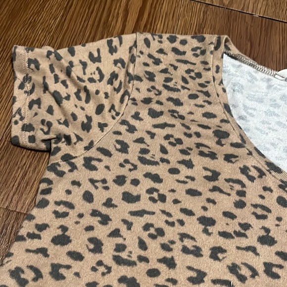 Short sleeve comfy brown cheetah print shirt - Picture 2 of 3